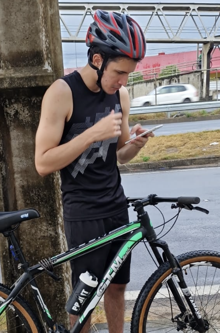 Avistamento diurno, sujeito com bicicleta como referência de escala